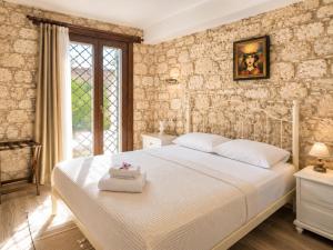 ein Schlafzimmer mit einem weißen Bett und einer Backsteinwand in der Unterkunft D'core Alacati in Cesme