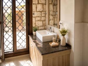 ein Badezimmer mit Waschbecken und Fenster in der Unterkunft D'core Alacati in Cesme + 25 Fotos