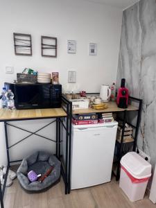 a small kitchen with a microwave and a stove at Fresh Time Apartment in Kecskemét