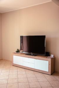 a flat screen tv sitting on top of a entertainment center at Tra Onde e Vette in San Leonardello