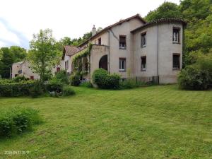 an old house in a field with a yard at Moulin de la Varenne in Saint-Saturnin