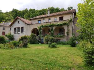 an old house with a yard in front of it at Moulin de la Varenne in Saint-Saturnin