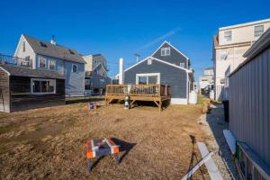 a yard with a bench and a house at Mimi's Beach House Beach Access in Wells +45 photos