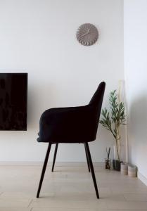 a black chair sitting in a living room at たびあかりn in Nishi-nakasange