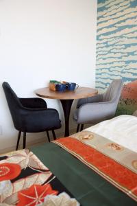 a room with a table and two chairs and a table at たびあかりn in Nishi-nakasange