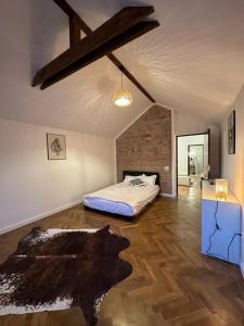 a bedroom with a bed in the middle of a room at Cismigiu Apartments in Bucharest
