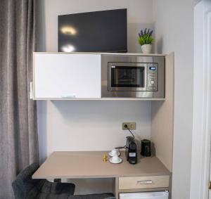 a room with a table with a microwave and a microwave at Casa Luxore in Alicante
