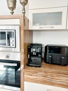 a kitchen with a microwave and a toaster oven at Apartmani Lea in Bribir