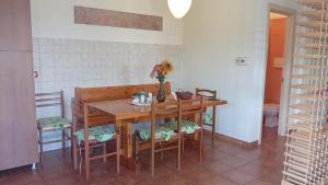 ein Esszimmer mit einem Holztisch und Stühlen in der Unterkunft Helly House in Isernia + 6 Fotos
