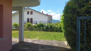 ein großer Busch vor einem weißen Haus in der Unterkunft Helly House in Isernia