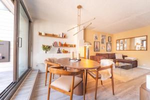 ein Esszimmer und ein Wohnzimmer mit Tisch und Stühlen in der Unterkunft Nid face au MontBlanc - 55m2 de charme in Sallanches + 14 Fotos
