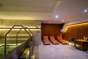 a waiting room with chairs and a swimming pool at Rezort Gothal Apartmány a Penzióny in Donovaly