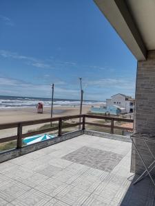 a balcony with a view of the beach at hotel castelo in Cidreira
