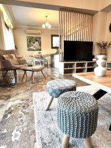 ein Wohnzimmer mit Sofa und Fernseher in der Unterkunft Arkadins in Zakynthos