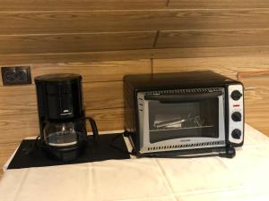 a microwave and a toaster oven sitting on a counter at Gemütliches Studio am Riepen in Hameln