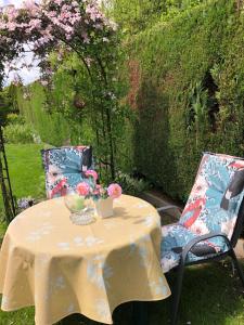 a table and two chairs with a table and flowers at Gemütliches Studio am Riepen in Hameln