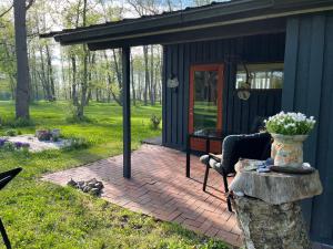 a blue house with a patio and a table at sun& relax- TINYHOUSE in Sõitme