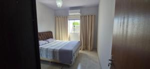 a bedroom with a bed and a window at Casa 2 quartos, Pet Friendly, 06 pessoas Sinop in Sinop