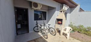 a couple of bikes parked on the side of a house at Casa 2 quartos, Pet Friendly, 06 pessoas Sinop in Sinop