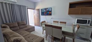 a living room with a couch and a dining room table at Casa 2 quartos, Pet Friendly, 06 pessoas Sinop in Sinop +27 photos
