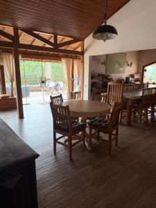 a kitchen and dining room with a table and chairs at Do Sítio Tinoca in Atibaia