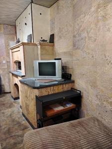 a room with a tv and a desk with a computer at Mashtots B&B in Vanadzor