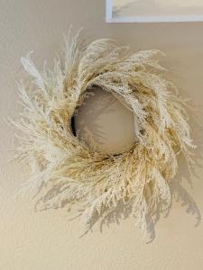 a wreath on the ceiling of a room at Zwei Apartments - ein Haus - Alles fußläufig - Altstadt, Wanderwege, Freibad und Restaurants in unmittelbarer Nähe in Schmallenberg