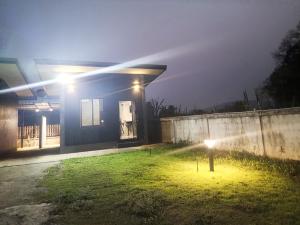 a house with a light in a yard at night at View Doi Resort in Ban Mai Thung Mot +1 photo