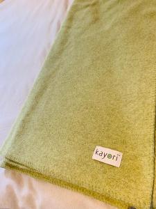 a green blanket with a sign that says keyofi at Zwei Apartments - ein Haus - Alles fußläufig - Altstadt, Wanderwege, Freibad und Restaurants in unmittelbarer Nähe in Schmallenberg