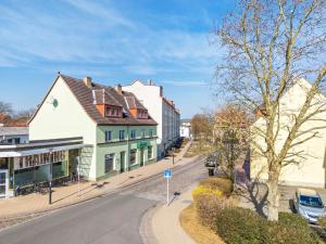 an empty street in a town with buildings at Ferienwohnung in Mecklenburg in Malchin