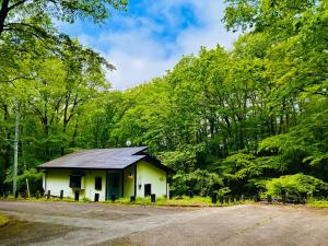 a small house in the middle of a road at コテージちゃ豆ん家 in Nasu