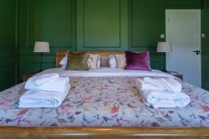 a bedroom with a bed with towels on it at Casa Sona in Spean Bridge