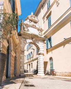 an archway in the side of a building at Apartment Baka Paula in Rovinj