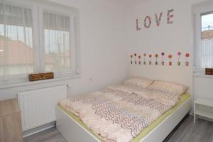 Postel nebo postele na pokoji v ubytování La Siesta Bogács Apartman