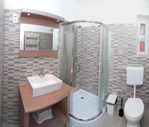 Koupelna v ubytování La Siesta Bogács Apartman + 37 fotografií