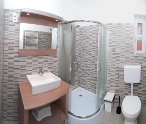 Kylpyhuone majoituspaikassa La Siesta Bogács Apartman