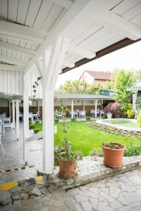 O grădină în afara Stokker Hotel
