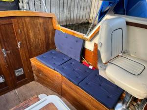 a seat in the back of a boat at Romantisk båd nær Kbh in Copenhagen