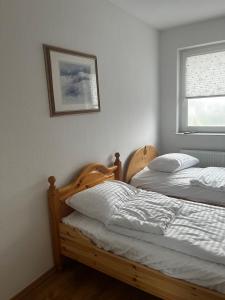 two beds in a bedroom with a picture on the wall at Ferienwohnung Fatlume No 6 in Bad Honnef am Rhein