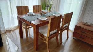 a wooden table with four chairs and a table andermott at Hus 25 Wandlitz Zerpenschleuse in Wandlitz