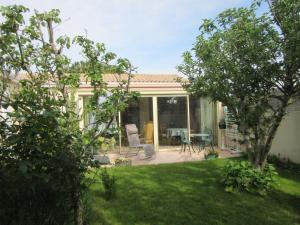 a house with a patio and a table and chairs at piedameretnature in Lagord