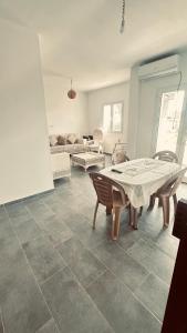 a living room with a table and chairs and a couch at Appartements de rêve in Hennchir Ksar Rhaleb