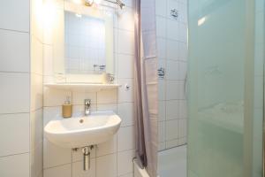a bathroom with a sink and a shower at Strandläufer in Thiessow +9 photos