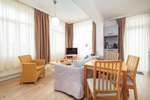 a living room with a table and a dining room at Strandläufer in Thiessow