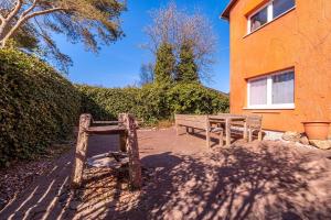 a wooden bench sitting next to a building at Heimathafen in Thiessow