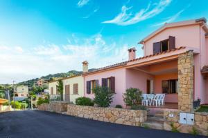 a villa with a view of the street at Tavolara Ichnos House in San Teodoro