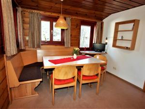 a dining room with a table and four chairs at Ferien- & Freizeitpark Grafenhausen in Grafenhausen