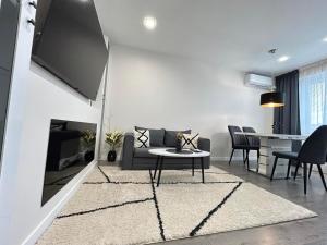 ein Wohnzimmer mit Sofa und Tisch in der Unterkunft Mateo in Ruse