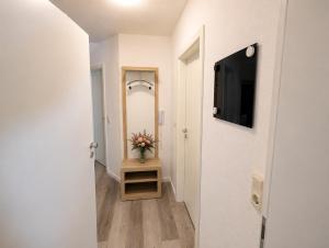 a hallway with a vase of flowers on a table at Mitarbeiterwohnung nahe Saaleck Kaserne in Hammelburg