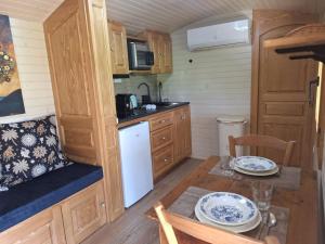 Gallery image of La roulotte de Fondain logement insolite in Laqueuille